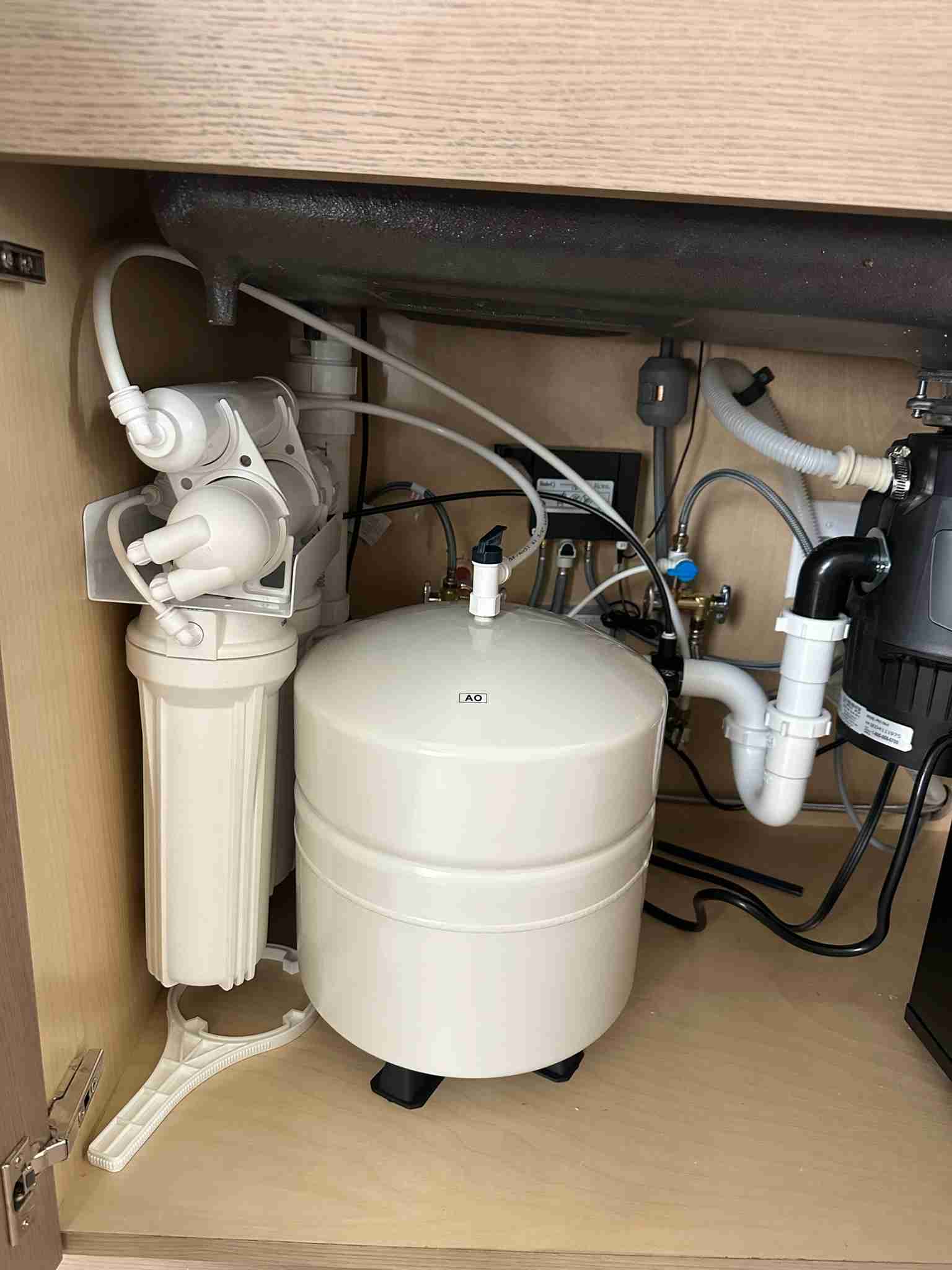 Under-sink reverse-osmosis system with storage tank