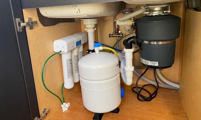 Under-sink reverse-osmosis installation with filtration components