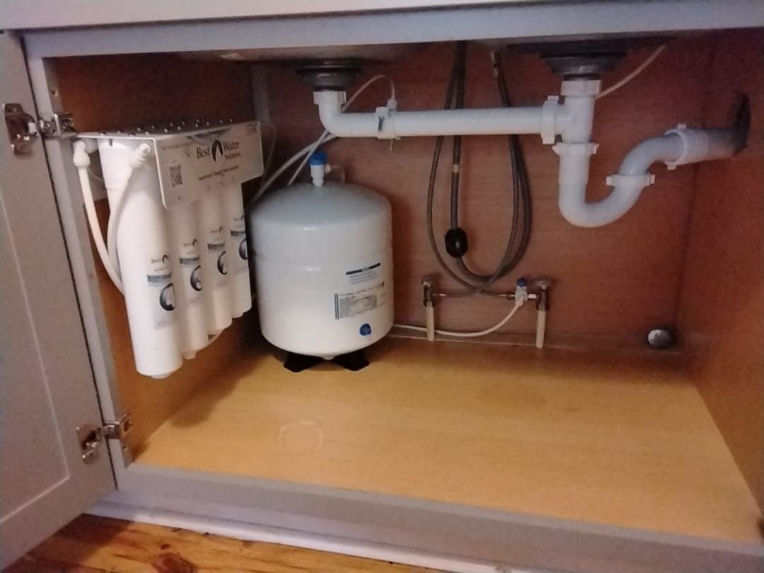 Under-sink reverse-osmosis filtration equipment installation